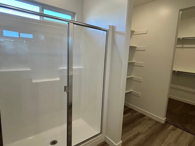 Primary Shower - 1362 S Gulch Ln