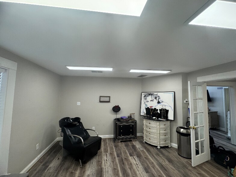 Primary Photo - 403 W Main St