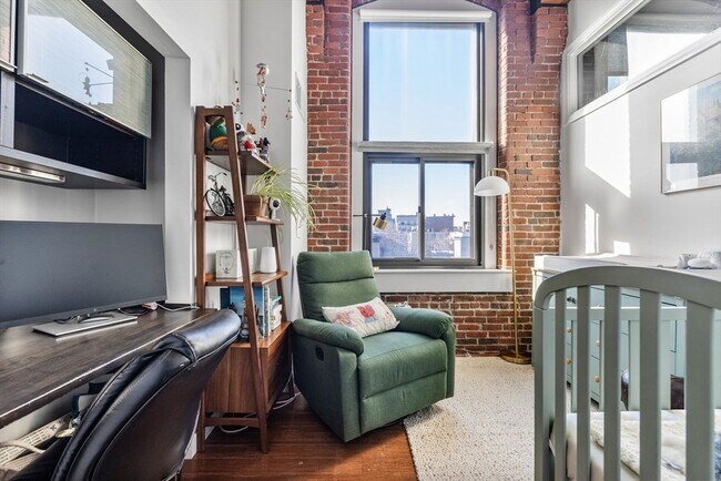 Building Photo - 320 W 2nd St