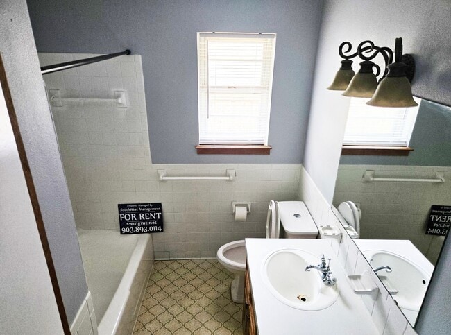 Building Photo - 3/2/2 in Quiet Sherman Neighborhood Near F...