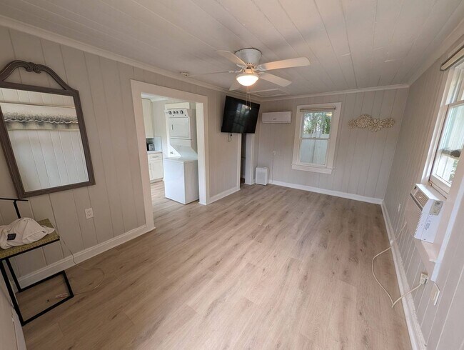 Building Photo - Adorable Rental in the Heart of Sarasota