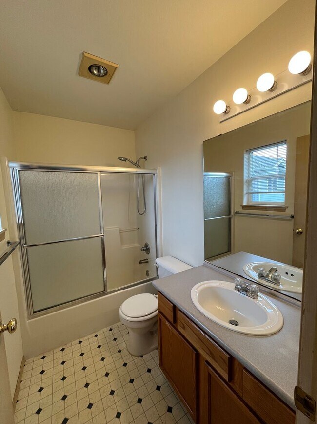 Building Photo - Townhouse Style Two Bedroom Apartment in Bellingham
