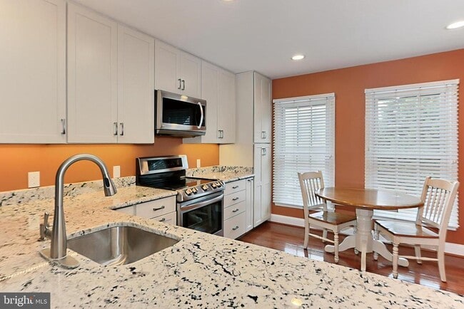 Building Photo - 9630 Sutton Green Ct