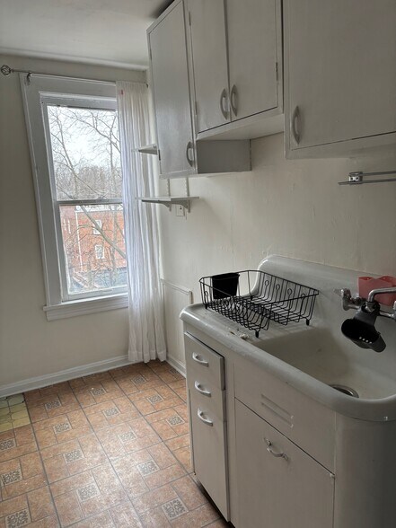 Building Photo - 2679 Hampshire Rd