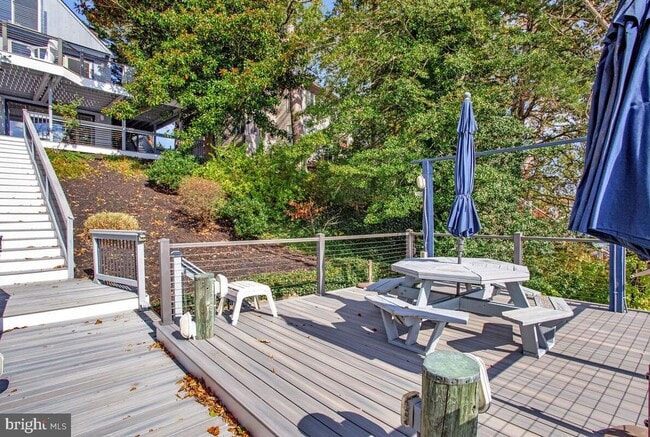 Building Photo - 125 Island View Dr