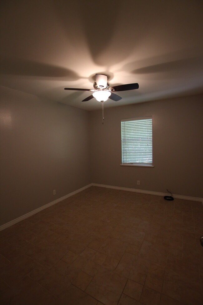 Building Photo - 2930 Williamsburg Dr