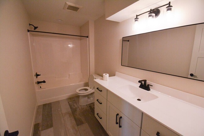 Building Photo - Stunning 5 Bed, 3.5 Bath Luxury Home for R...
