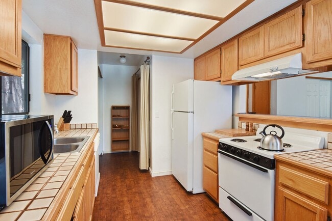 Building Photo - Cozy Armstrong Tract Long Term Furnished L...