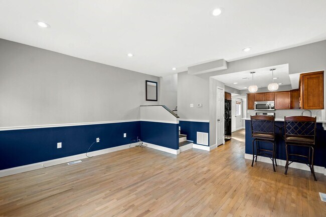 Building Photo - Beautifully Renovated 3 bed, 3 bath Home in the Southside Flats