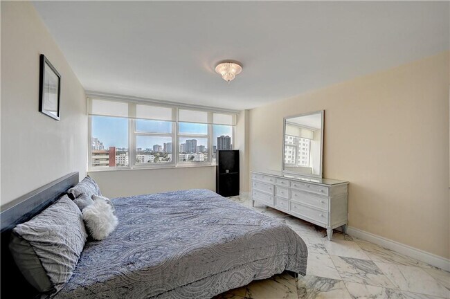 Building Photo - 2030 S Ocean Dr