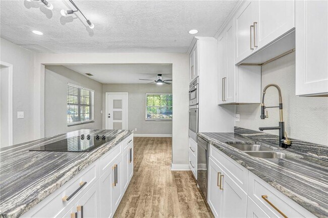 Building Photo - 223 Pinehurst Dr