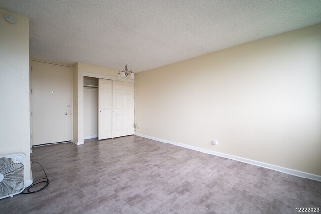 Building Photo - CONVENIENTLY LOCATED 1BR/1BA/1PKG UNIT IN THE CENTRE COURT CONDOMINIUM IN HALAWA
