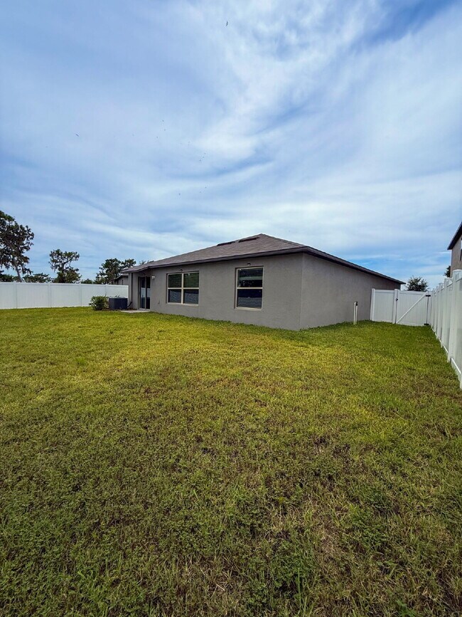 Building Photo - LIKE NEW 4-Bedroom, 2 Bath home in Triple ...