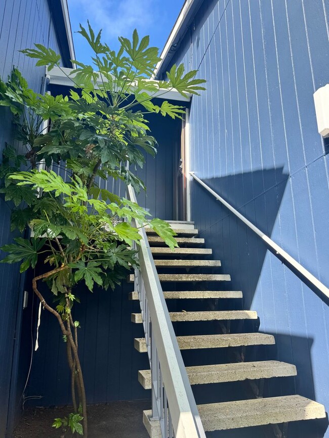 Building Photo - Top-Floor Studio at Peninsula Place - San ...