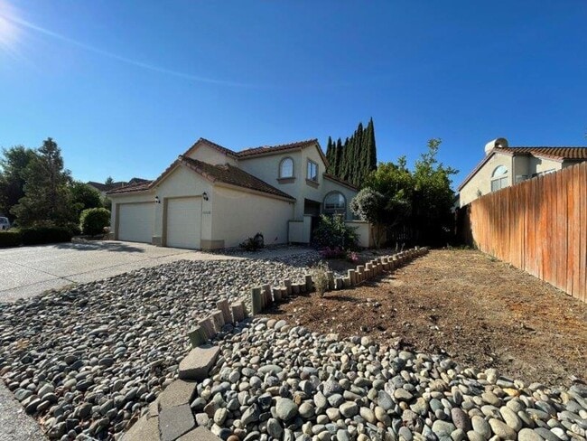 Building Photo - Large Open 4 Bedroom