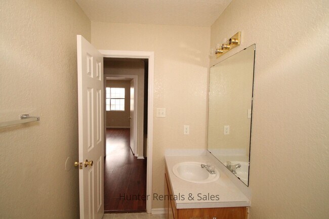 Building Photo - 4504 Jeff Scott Dr