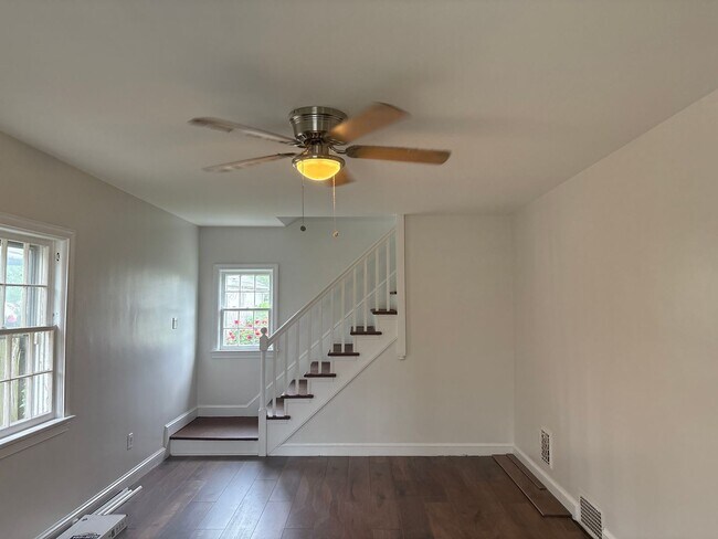 Building Photo - Cozy 3 Bedroom House, Yard-East End of Yor...