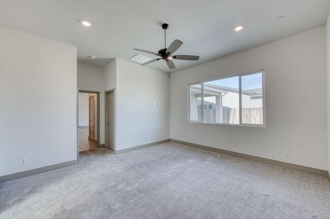 Building Photo - 860 Spg St W