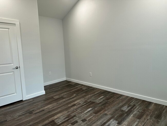 Building Photo - 524 N Raphael Rd