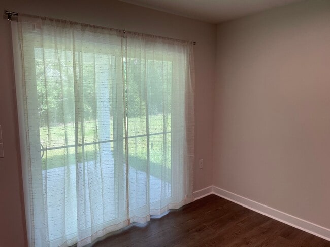 Building Photo - B1644