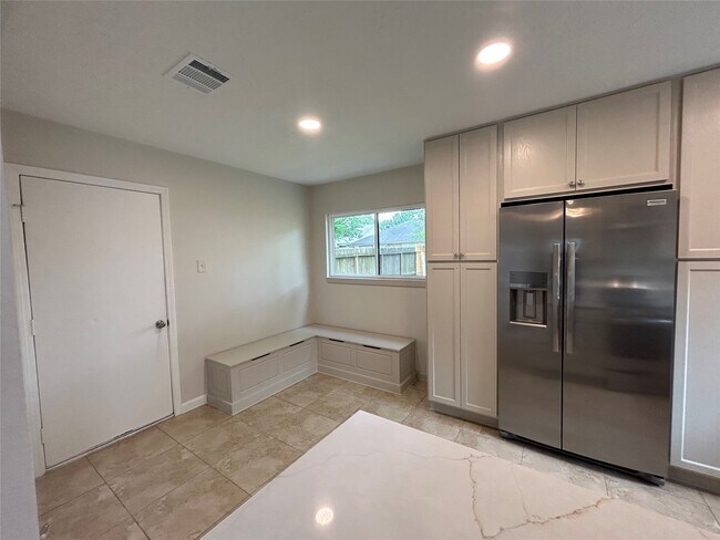 Building Photo - 7761 High Village Dr