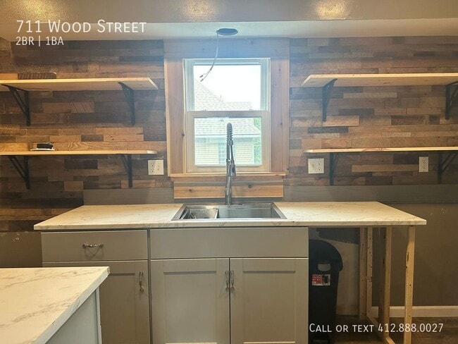 Building Photo - 711 Wood St