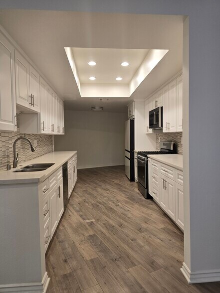 Building Photo - 4444 Wilshire Blvd