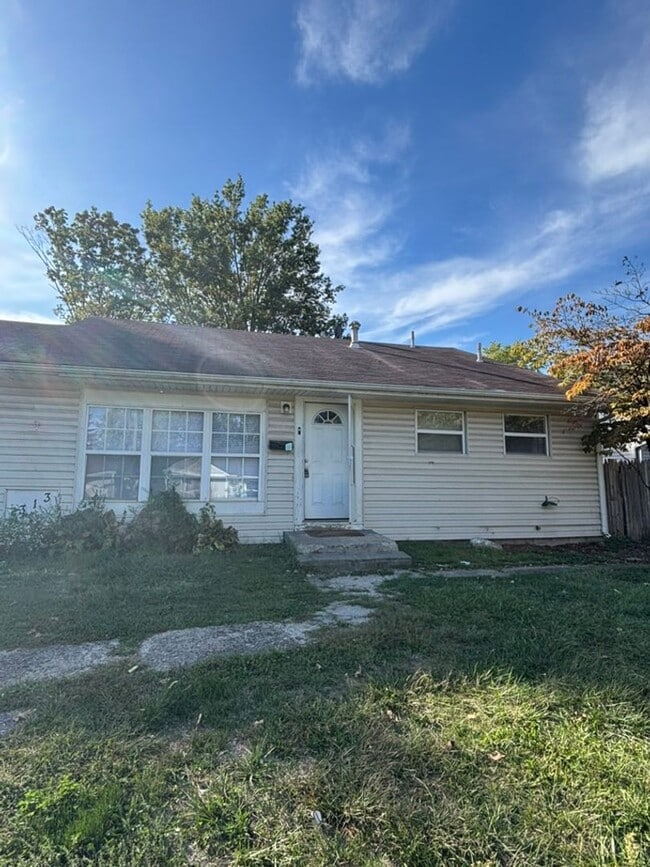 Building Photo - 3 BR 1.5 BA split-level with attached 1 ca...
