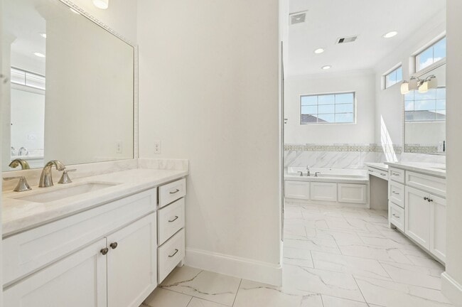 Building Photo - 5636 Kiam St