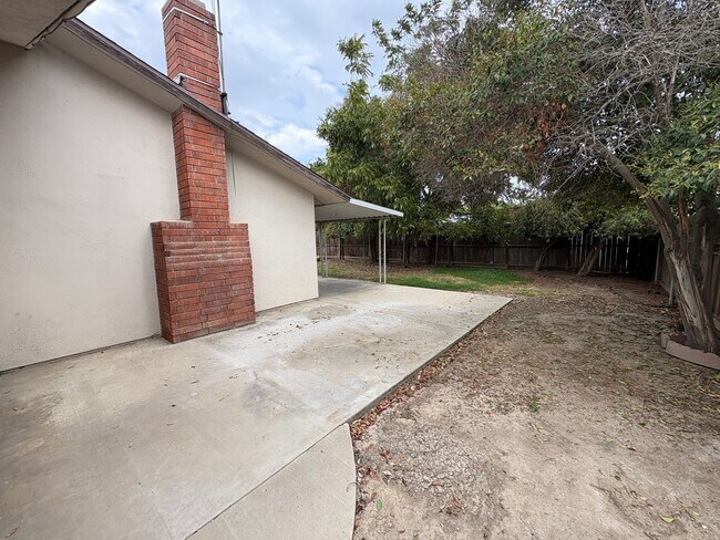Building Photo - SW Visalia Home Available Now!