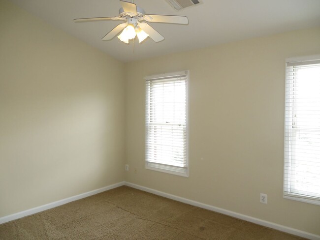 Building Photo - Beautiful Townhome - Vienna