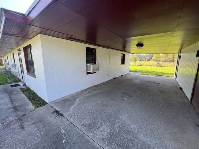 Building Photo - Charming 2 Bedroom Duplex on Sunshine Rd
