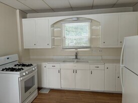 Building Photo - 203 Burns St