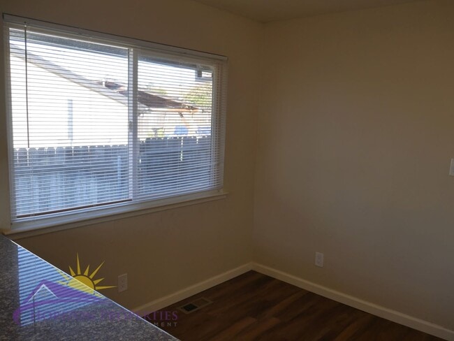 Building Photo - 2 Bed 1 Bath 827 Sq. Ft. Citrus Heights Duplex in Sunrise Estates