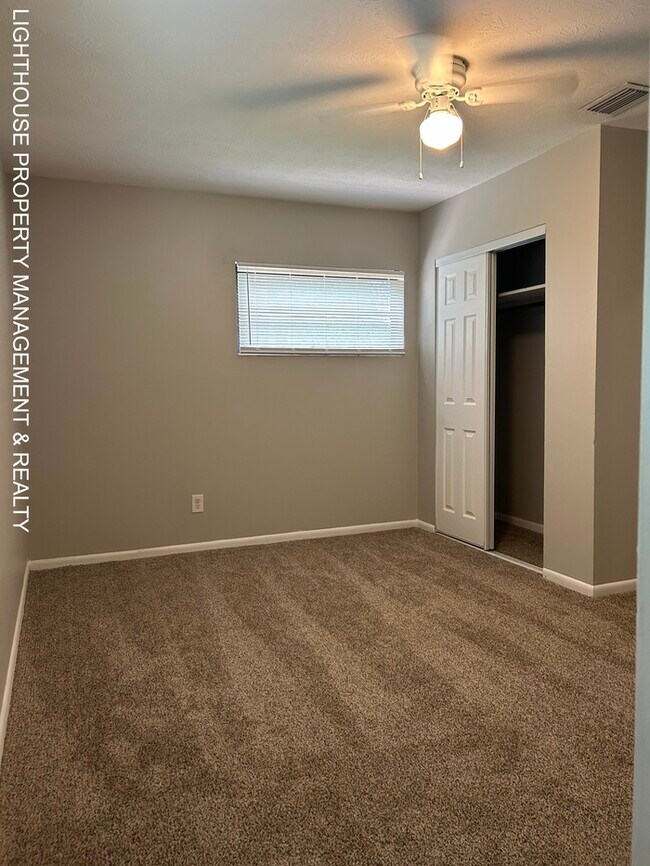 Building Photo - Spacious 4 Bed/2 Bath Home with HUGE Fence...