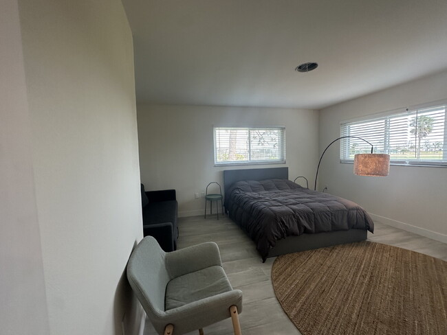 Building Photo - Beautiful 2-bedroom, 2-bathroom in Rotonda...