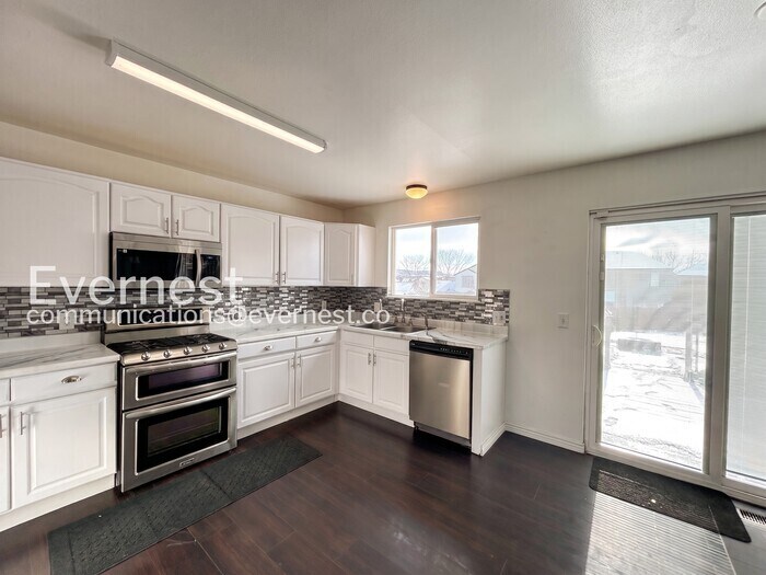 Building Photo - 3212 Blue Grass Cir