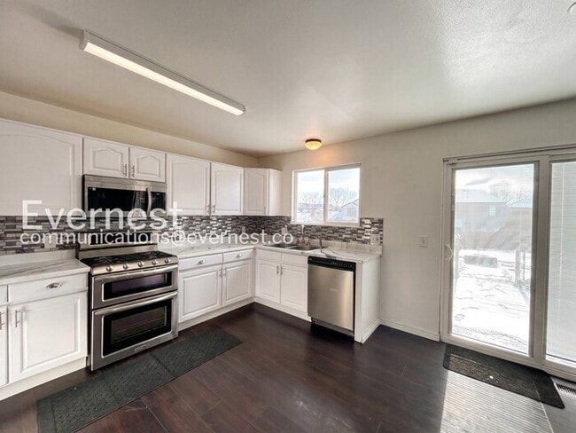 Building Photo - 4 Bed, 3.5 Bath Home with Fenced Yard & Garage / Available Soon!