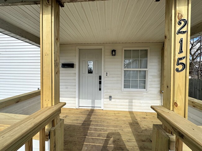 Building Photo - 215 E North - 4 Bedroom/1 Bathroom Home Do...