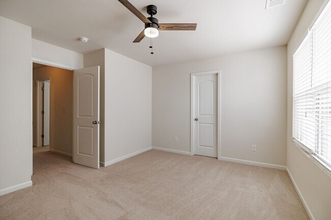 Building Photo - Spacious 3-Bed, 2.5-Bath Home in Lantern Walk