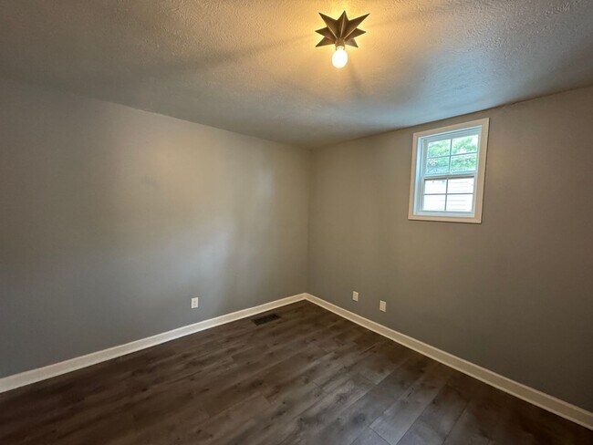 Building Photo - Fountain Square 3 Bed 2 Bath with fenced in backyard