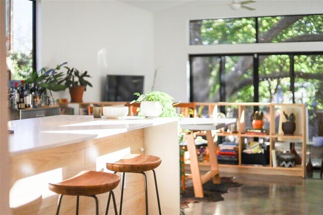 Building Photo - 2709 E 14th St