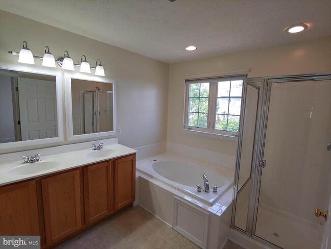 Building Photo - 912 Glaze Ct