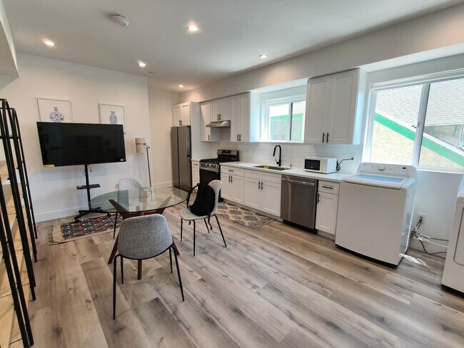 Building Photo - 3020 Normandie Ave