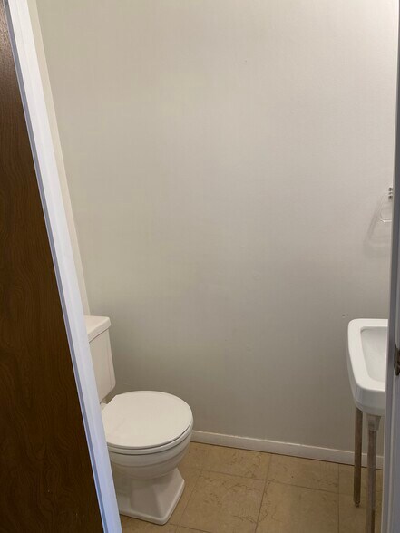 Half bath - 6005 Black Oak Dr