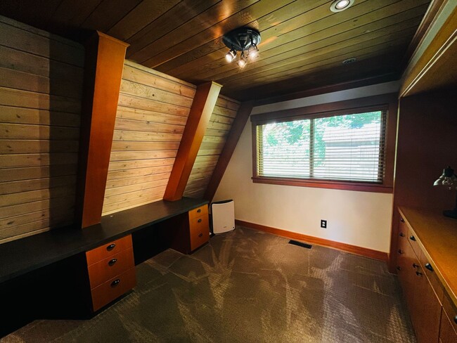 Building Photo - Wonderfully Eclectic Bainbridge Home, Perfect for Nature Lovers!