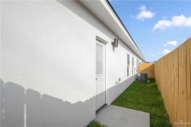 Building Photo - 408 N Onyx Ave