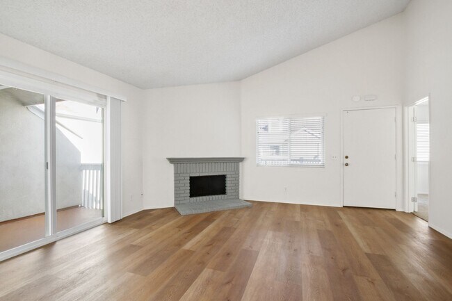 Building Photo - Ocean Views, Fully Remodeled Kitchen,Iconi...