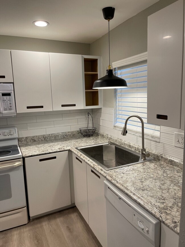 Building Photo - 2932 Eastwood Dr