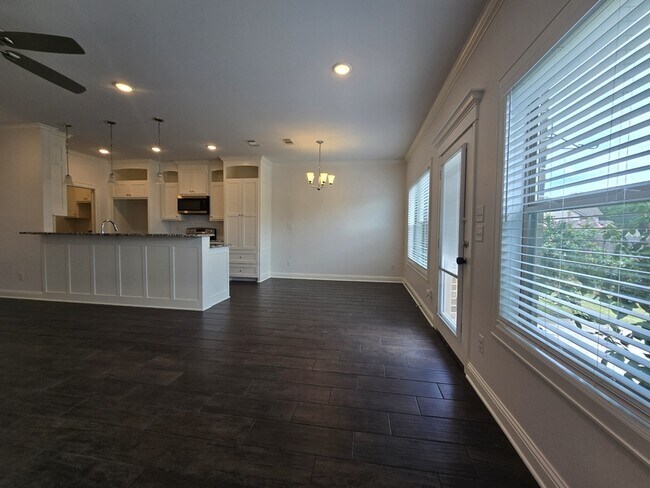 Building Photo - 823 Lindsey Ln